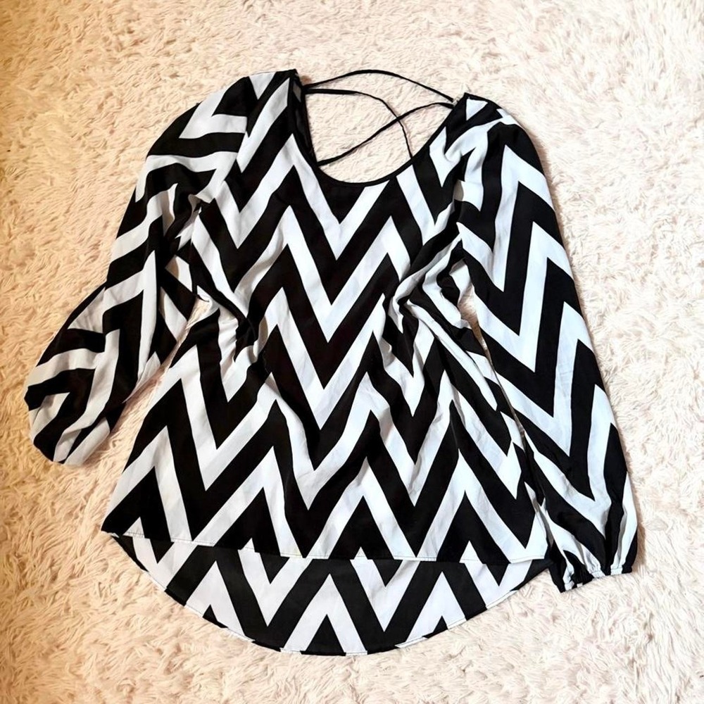 Monochrome Chevron Vintage Y2K Hipster McBling Top Womens S Open Back Statement
